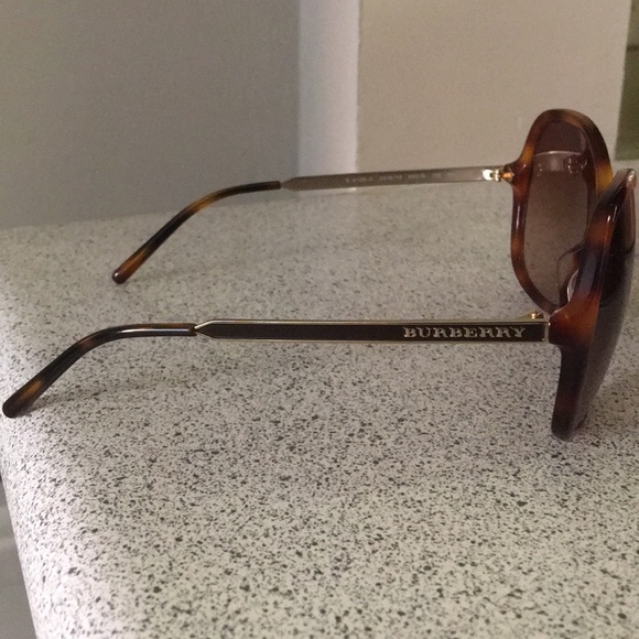 Burberry sunglasses - Picture 3 of 6